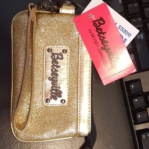 ⚡️$25 SALE⚡️ Betsey Johnson BNWT gold wristlet 💖